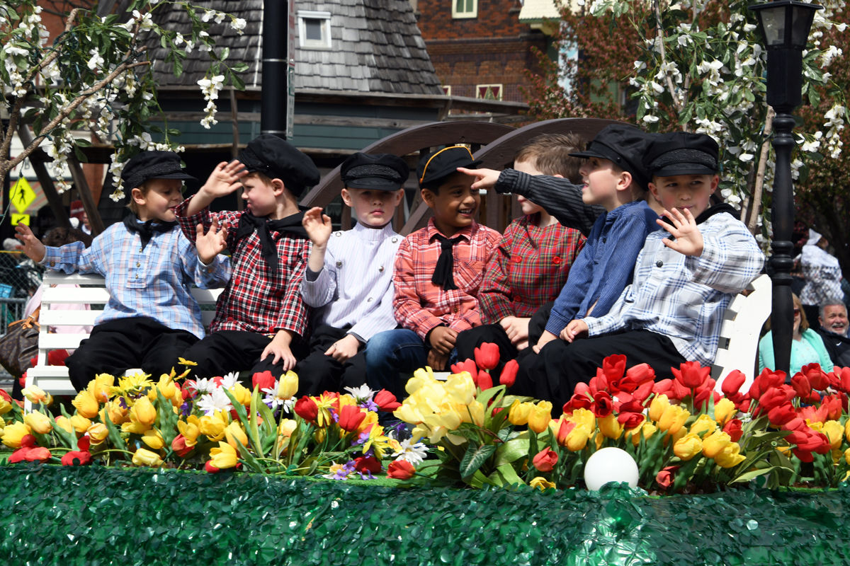 252 Many of the parade floats feature the children in Dutch costume.JPG